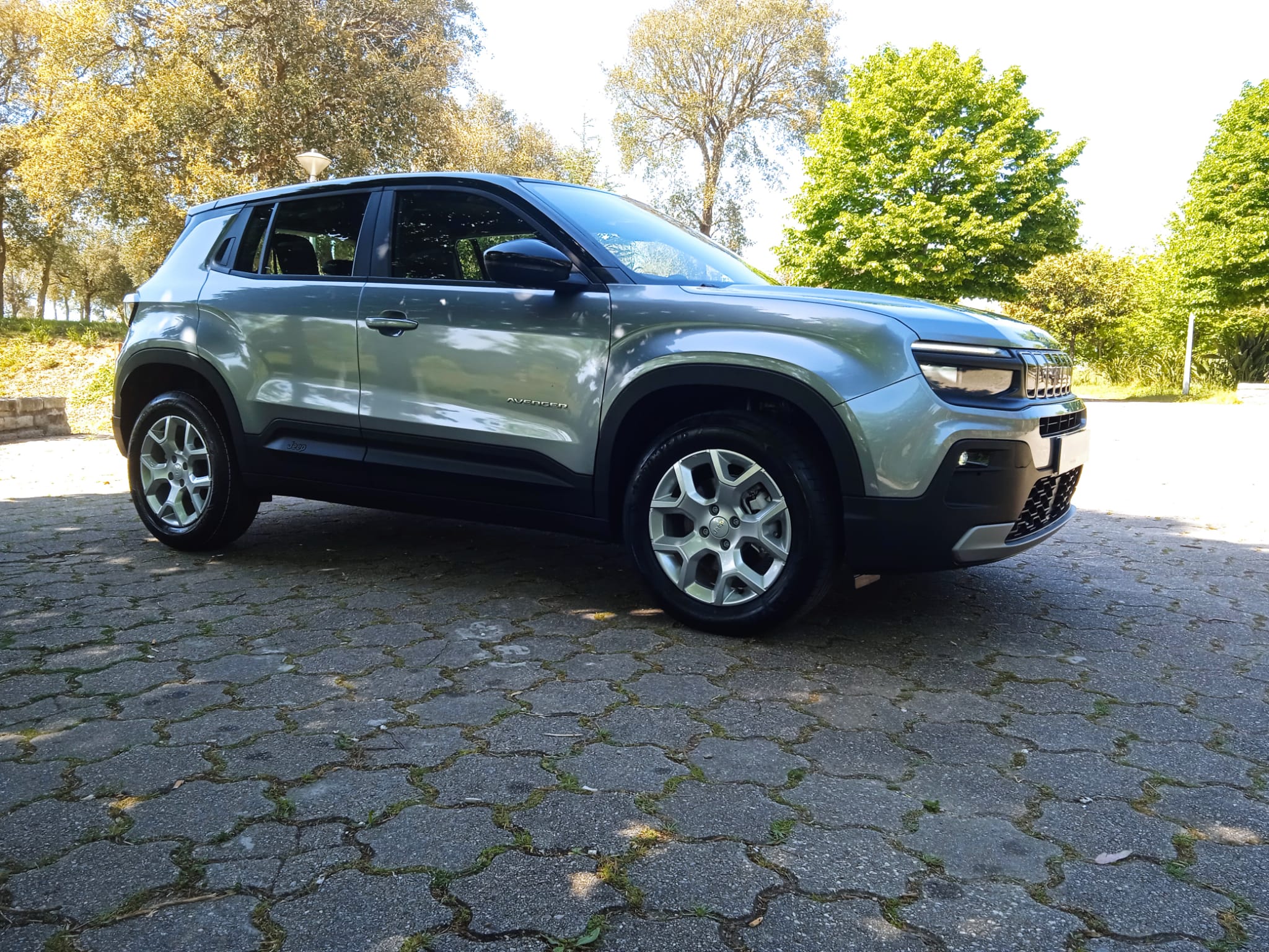 Jeep Avenger E-Hybrid Automatic Gearbox Altitude Plus 5 lugares 5 portas disponível para aluguer na Ecomobile - Rent-a-Car.
